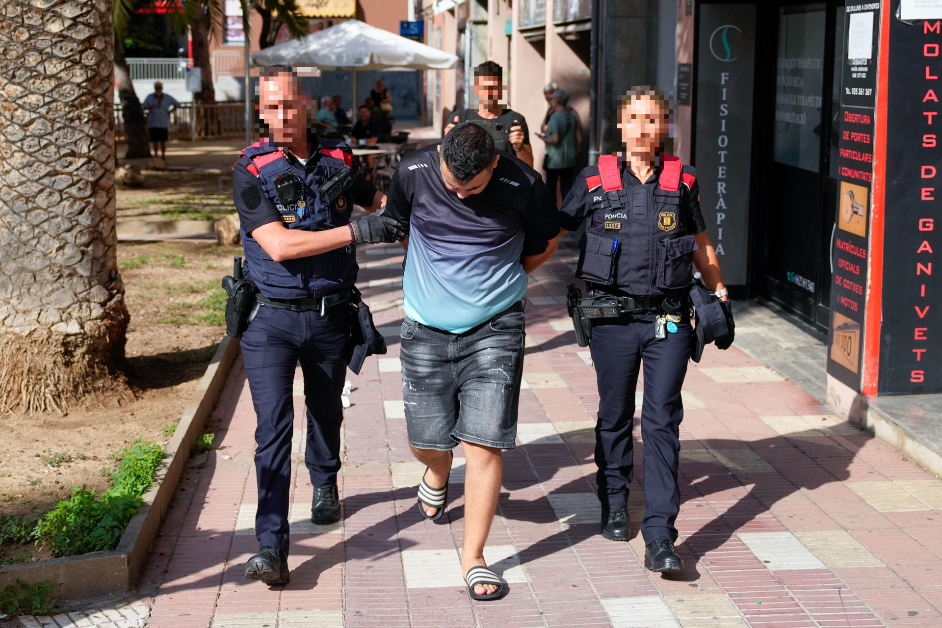 Los Mossos d'Esquadra llevan a cabo desde primeras horas de la mañana de este jueves en Mataró (Barcelona) un dispositivo, con varias entradas y registros, contra un grupo criminal que compraba móviles robados en toda España y en Europa. EFE/ Alejandro García
