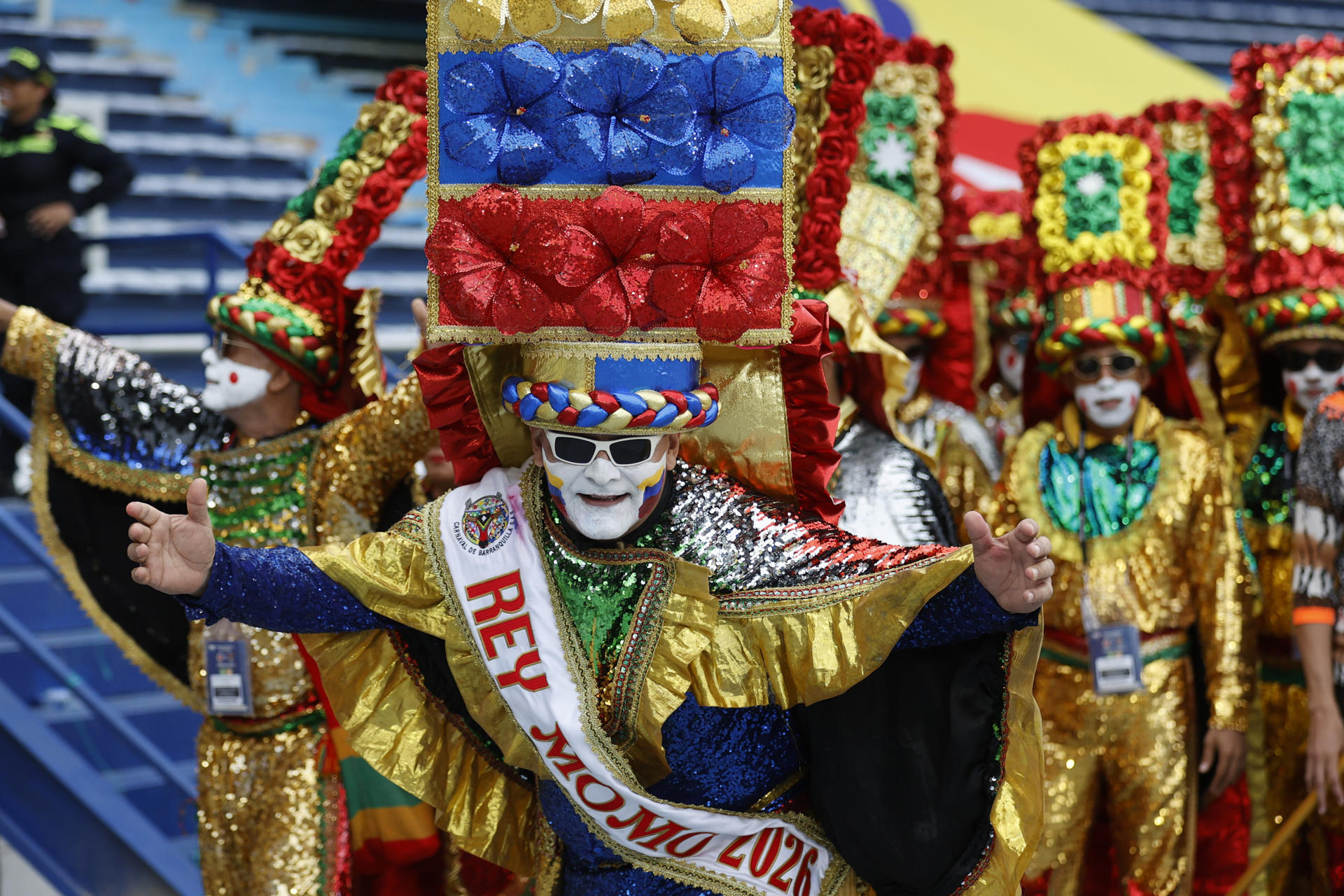El Rey Momo del Carnaval de Barranquilla 2026, Adolfo Maury, con su disfraz de congo, en el preámbulo del partido de Colombia y Bolivia en el estadio Metropolitano. EFE/Mauricio Dueñas