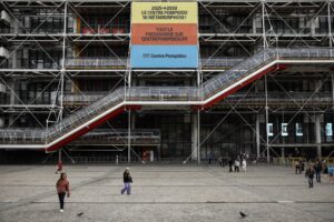 París, 22 sep (EFE).- El Centro Pompidou cierra este lunes las puertas de su edificio histórico en París para iniciar una profunda renovación que se prolongará hasta 2030; un "día histórico, triste, pero lleno de responsabilidad", según expresó Jeanne Brun, directora adjunta del museo de arte contemporáneo. EFE/EPA/YOAN VALAT
