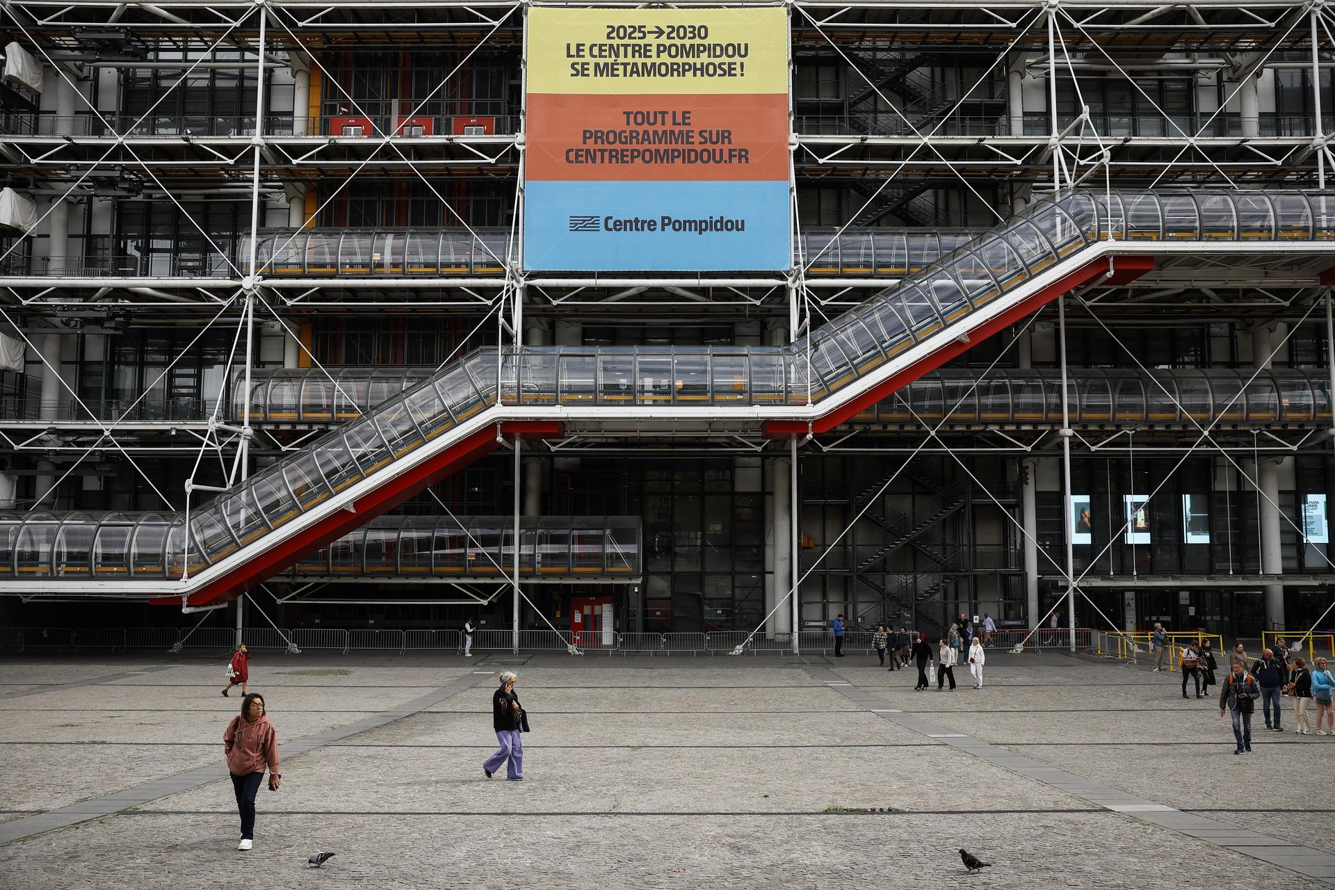 París, 22 sep (EFE).- El Centro Pompidou cierra este lunes las puertas de su edificio histórico en París para iniciar una profunda renovación que se prolongará hasta 2030; un "día histórico, triste, pero lleno de responsabilidad", según expresó Jeanne Brun, directora adjunta del museo de arte contemporáneo. EFE/EPA/YOAN VALAT