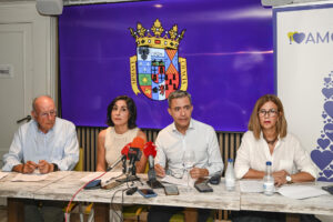 El presidente de Vamos Palencia, Diego la Moneda (2d), las concejalas Marta Font (2i) y Maribel Contreras (d) y el presidente de la asociación, Fidel Ramos (i), anuncian la ruptura del acuerdo que dio la alcaldía de Palencia a la socialista Miriam Andrés y que ha permitido gobernar al PSOE en minoría con solo 10 de los 25 concejales de la corporación municipal, hoy jueves en Palencia. EFE/ Almudena Álvarez
