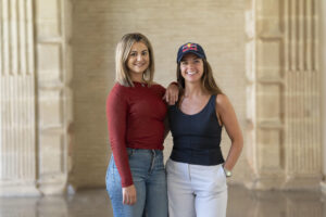 Miriam Silva, primera mujer comisaria técnica en la historia del Rally Dakar (i) y Cristina Gutiérrez, piloto burgalesa campeona del Rally Dakar 2024 en la categoría Challenger, durante la I Jornada de Mujer y Motor, organizada por la Federación Andaluza de Automovilismo (FAA).EFE. EFE/Román Ríos