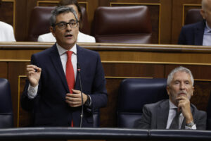 El ministro de la Presidencia, Justicia y Relaciones con las Cortes, Félix Bolaños (i), interviene en el Congreso de los Diputados en Madrid este miércoles. EFE/ J.J. Guillén