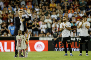 El jugador del Valencia CF Jaume Doménech (izda) se despide de la afición tras diez temporadas en el club antes del partido de la quinta jornada de LaLiga que Valencia CF y Athletic de Bilbao disputaron en el estadio de Mestalla. EFE/Ana Escobar