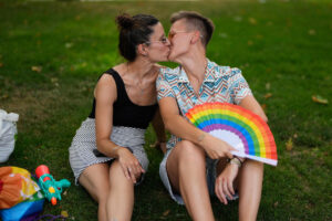 Una pareja se da un beso en la manifestación estatal del Orgullo LGTBI el pasado mes de julio, en Madrid. EFE/ Borja Sanchez-trillo