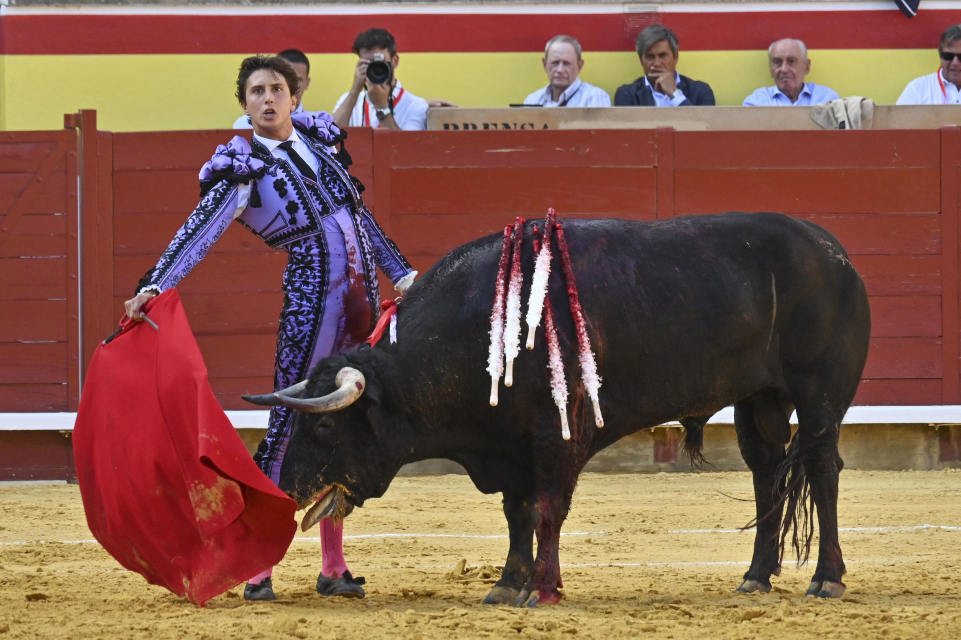 El diestro peruano Andrés Roca Rey reaparece en los ruedos este martes, en la plaza de toros de Palencia, en su tradicional corrida goyesca, tras la lesión sufrida en Bilbao el pasado 21 de agosto. EFE/ Almudena Álvarez