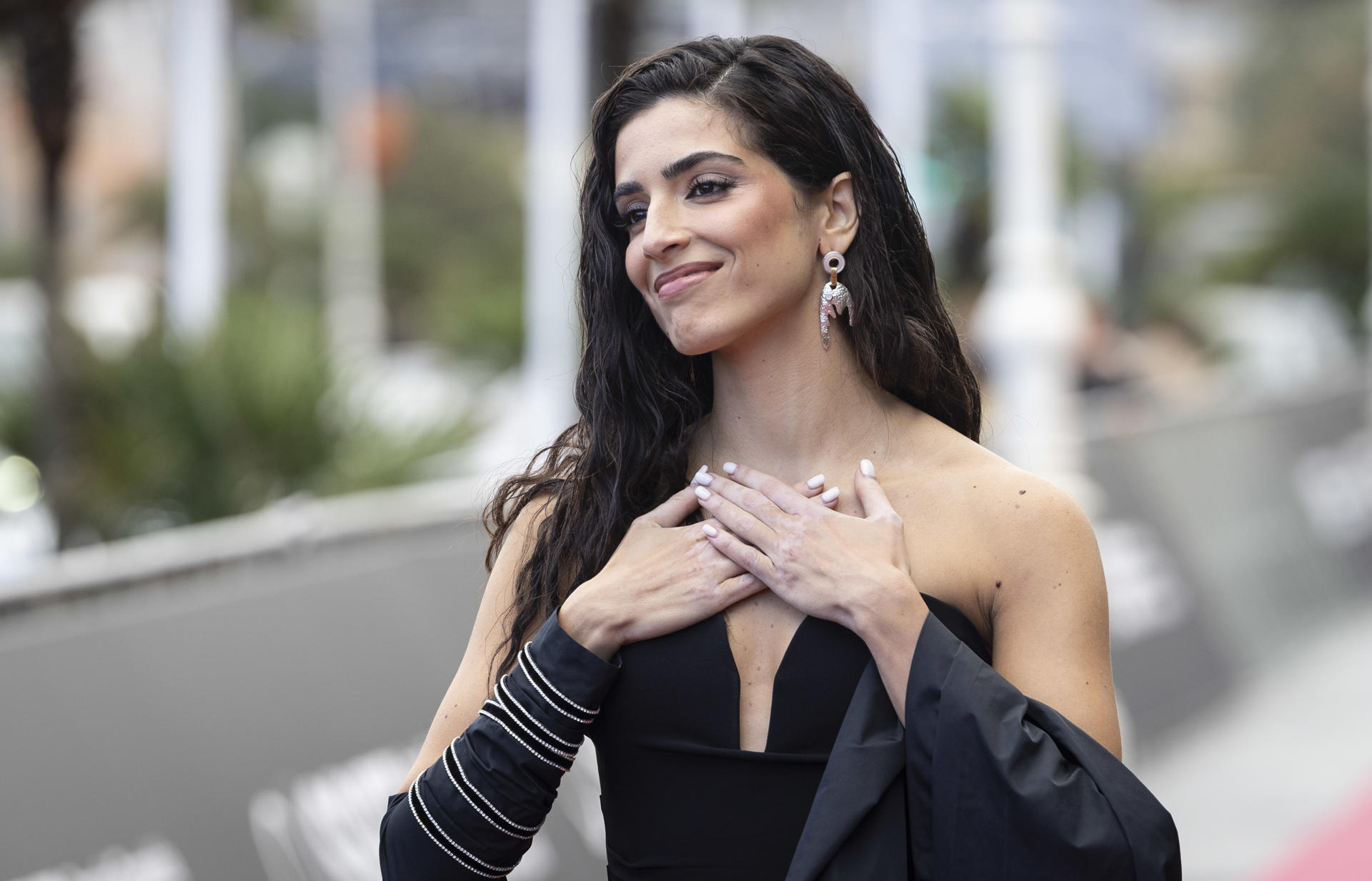La actriz palestina Saja Kilani posa este miércoles en la alfombra roja del 73 Festival Internacional de Cine de San Sebastián, donde ha presentado su película "La voz de Hind" en la sección Perlas del certamen. EFE/ Javier Etxezarreta
