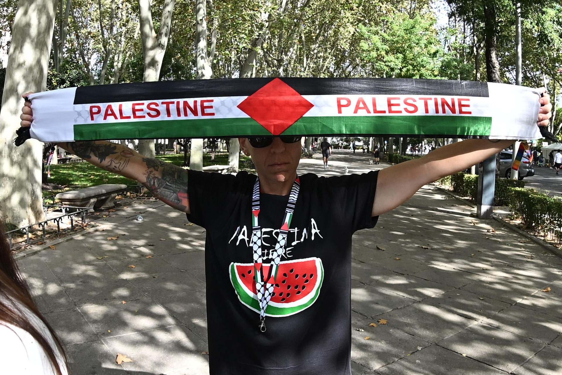 Miembros de la asociación Sanitarios con Palestina participan este domingo una concentración a las puertas del Ministerio de Sanidad con el lema "Paremos el genocidio. ¡Ruptura de relaciones ya!". EFE/ Fernando Villar