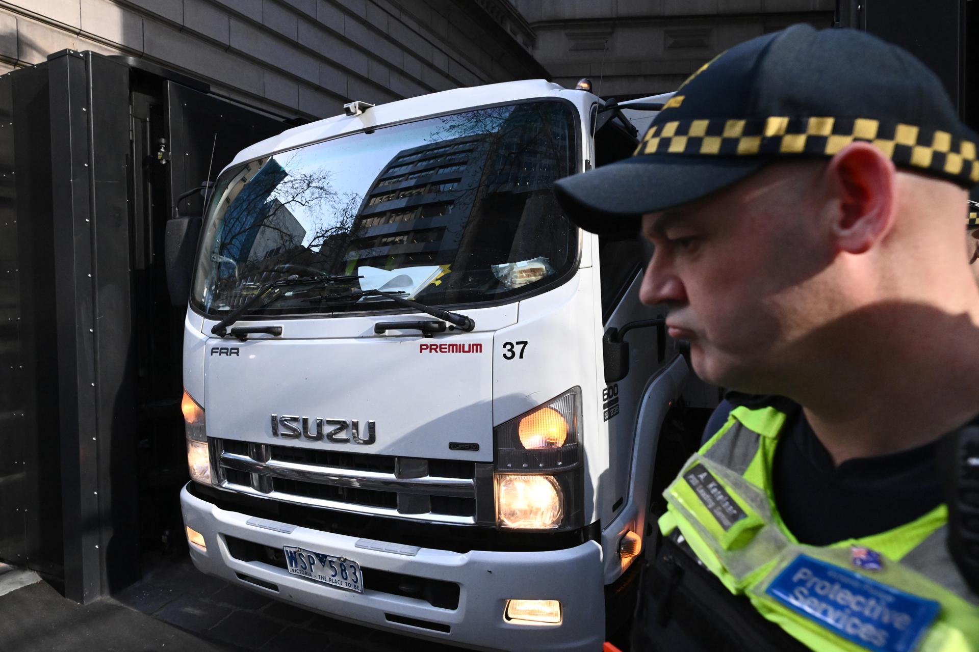 MELBOURNE (Australia), 08/09/2025.- A prison van transporting Erin Patterson arrives at the Supreme Court of Victoria in Melbourne, Australia, 08 September 2025. EFE/EPA/JOEL CARRETT NO ARCHIVING AUSTRALIA AND NEW ZEALAND OUT
