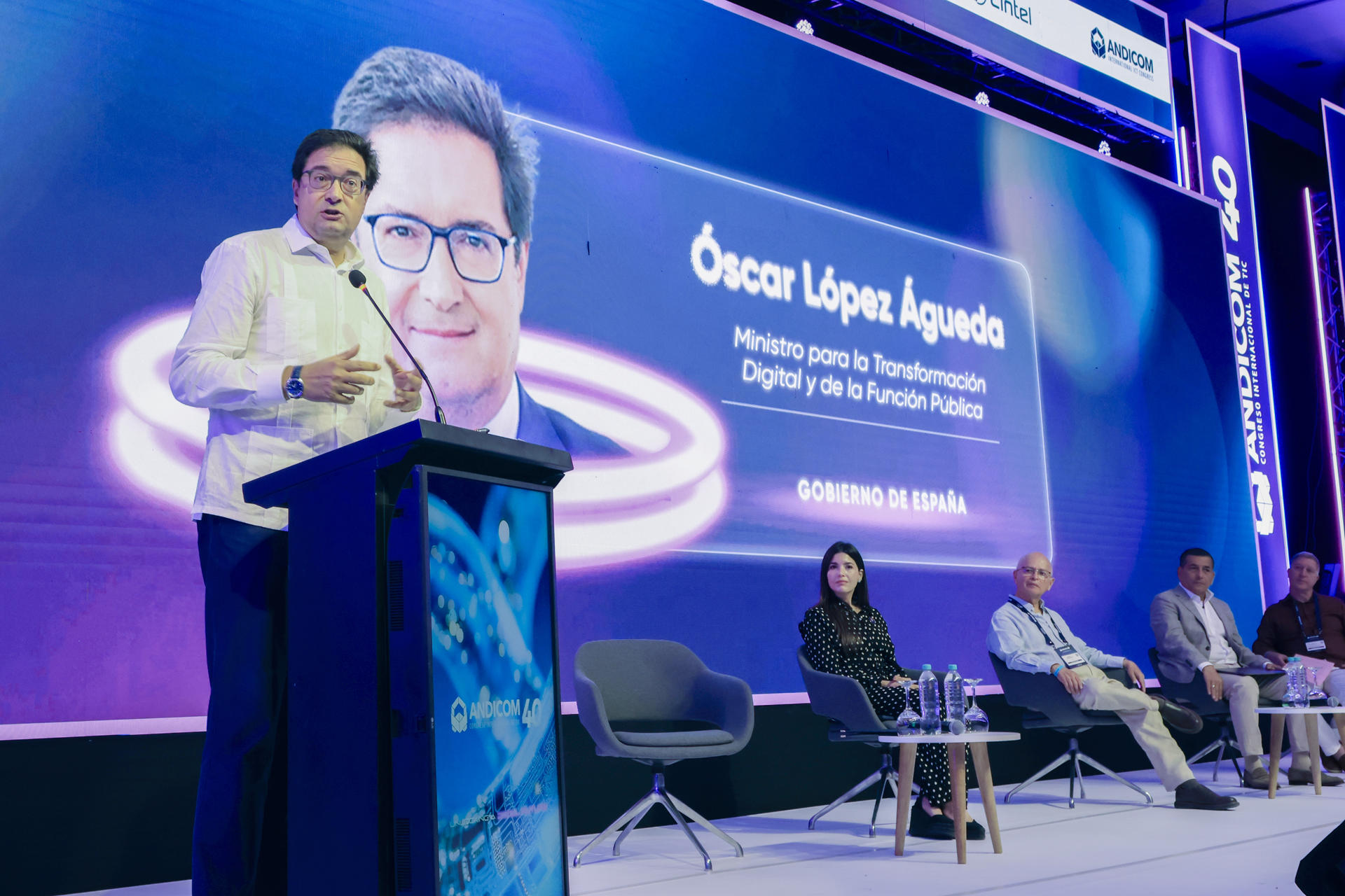 El ministro español para la Transformación Digital y de la Función Pública, Óscar López, habla durante la instalación del Congreso Internacional Andicom este miércoles, en Cartagena (Colombia). EFE/Ricardo Maldonado Rozo