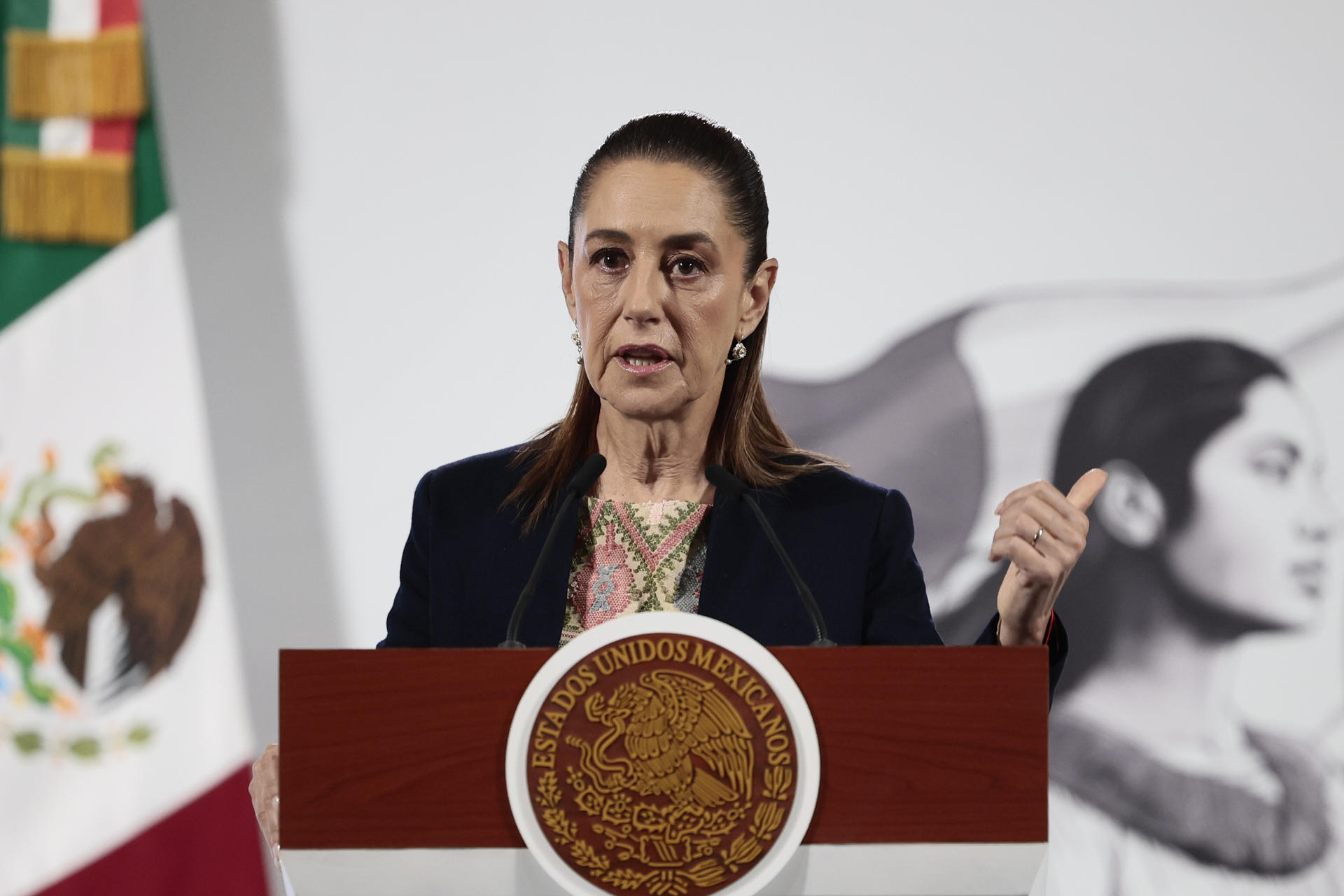 La presidenta de México, Claudia Sheinbaum, participa durante una rueda de prensa este lunes en Palacio Nacional de la Ciudad de México (México). EFE/José Méndez