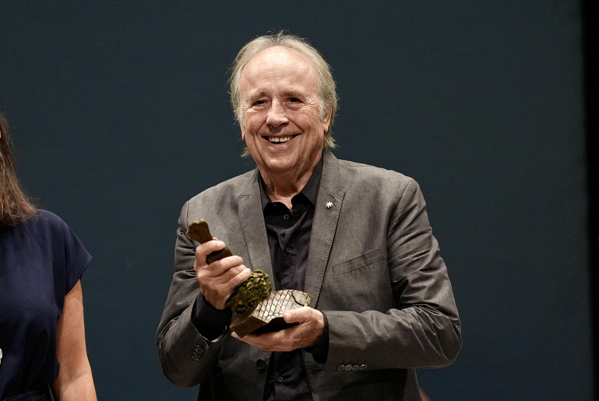 El cantante Joan Manuel Serrat tras recibir el XIV Premio Cortes de la Real Isla de León, con el que se reconoce la trayectoria de un artista que "ha hecho de la música un instrumento de lucha por la libertad, la democracia y los valores constitucionales", este miércoles en el marco del acto oficial conmemorativo del 214 aniversario de las Cortes Generales y Extraordinarias de 1810 en la Villa de la Real Isla de León. EFE/Román Ríos.