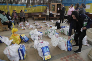 Fotografía del 2 de septiembre de 2025 que muestra a personas recibiendo paquetes con alimentos y utensilios de aseo en Zipaquirá (Colombia). EFE/ Carlos Ortega