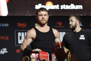 El mexicano Saúl 'Canelo' Álvarez posa el jueves, en la presentación de su combate ante Terence Crawford, con el que peleará este sábado 13 de septiembre en Las Vegas. EFE/Octavio Guzmán