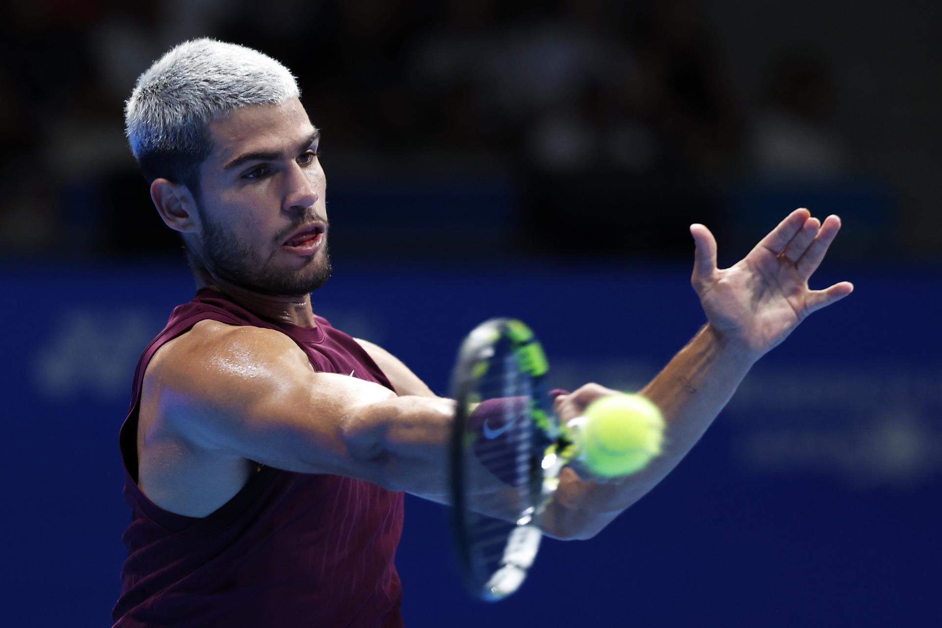 Carlos Alcaraz, en un momento del partido contra el estadounidense Taylor Fritz, en el Abierto de Tokio. EFE/EPA/KIYOSHI OTA
