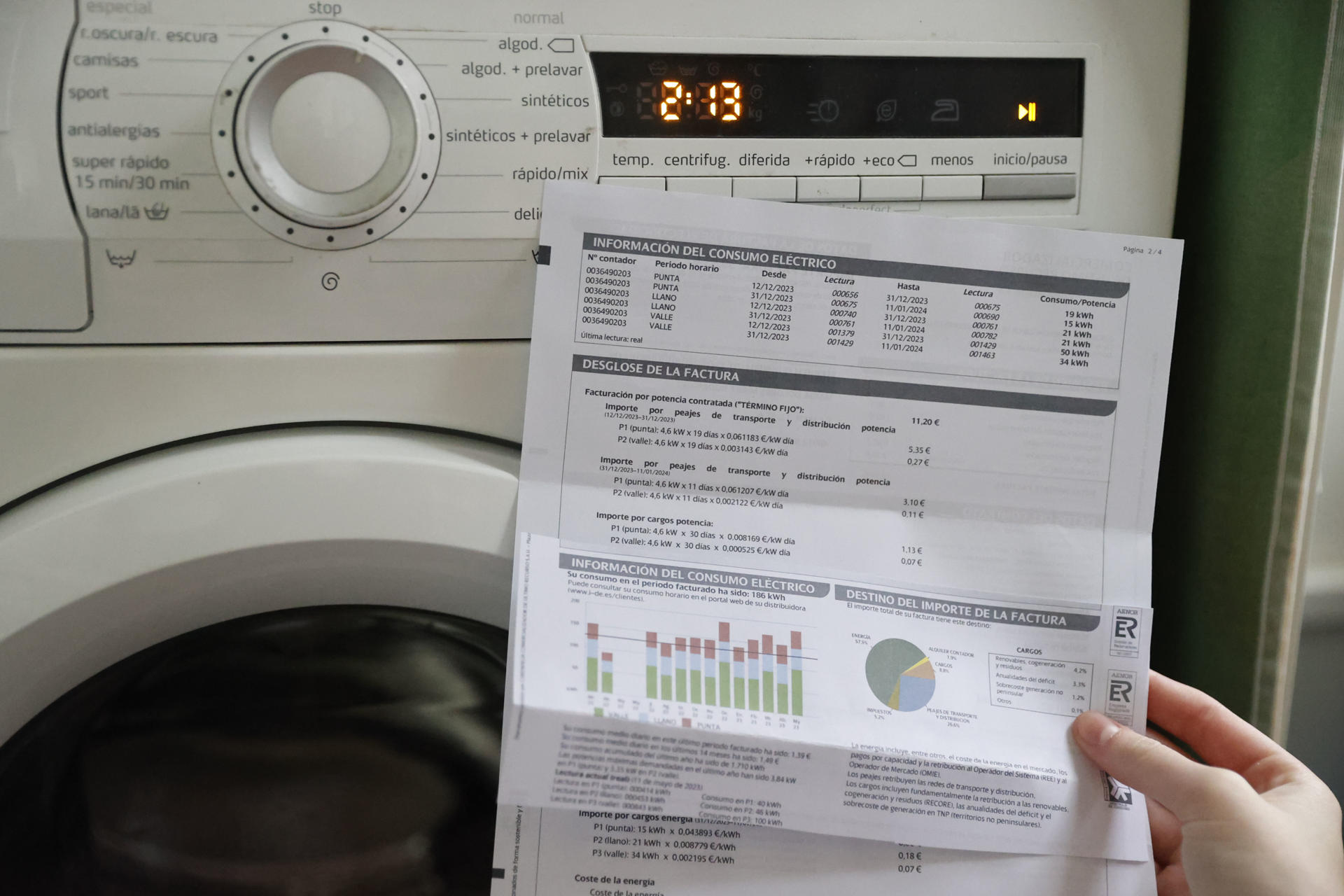 Una persona lee su factura de la luz. EFE/Luis Tejido