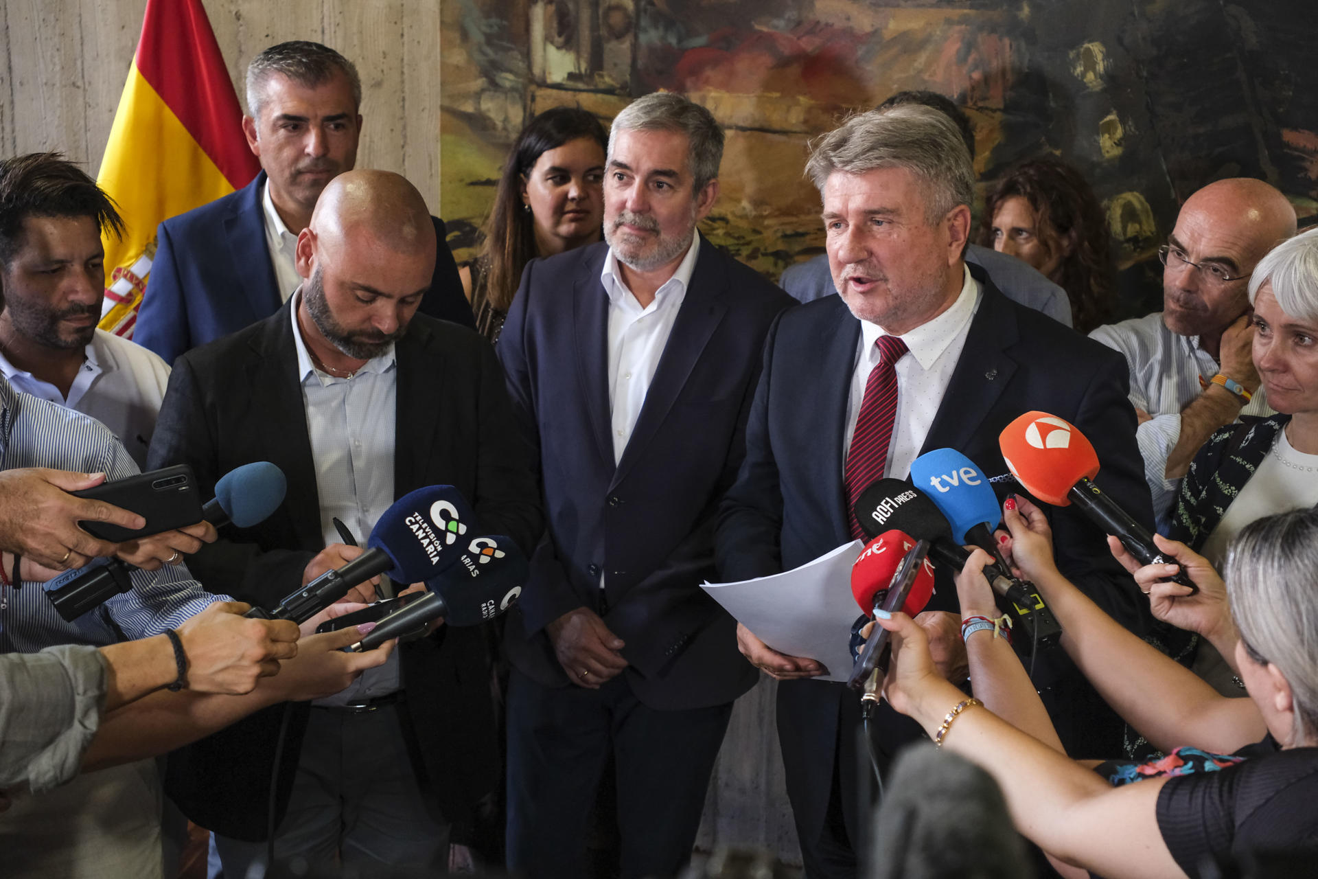 El presidente de Canarias, Fernando Clavijo (c), el vicepresidente, Manuel Domínguez (2i), y el presidente de la Comisión de Peticiones del Parlamento Europeo, Bogdan Rzonca (d), junto con los miembros de la delegación, participan este lunes en una rueda de prensa antes de mantener una reunión en Santa Cruz de Tenerife. Una delegación de diputados del Parlamento Europeo, en visita oficial a Canarias para conocer la situación migratoria de las islas, tratará de encontrar vías de financiación europea extras para abordar la cuestión migratoria en el archipiélago. EFE/Alberto Valdés