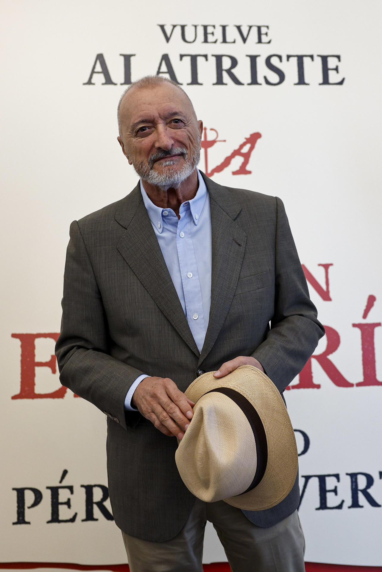 El escritor Arturo Pérez-Reverte, este martes duarnte la presentación de su nueva novela sobre el capitán Alatriste, 'Misión en París', coincidiendo con el 30 aniversario de la saga con la que se adentró en el Siglo de Oro español, y que, traducida a más de 40 idiomas, ha vendido más de cuatro millones ejemplares solo en España.-EFE/ Rodrigo Jiménez