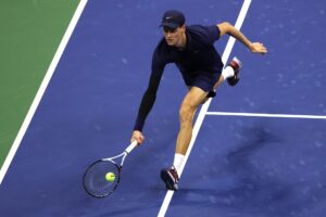 El italiano Jannik Sinner en acción contra el kazajo Alexander Bublik durante la cuarta ronda del Abierto de Tenis de EE.UU. en el Centro Nacional de Tenis USTA Billie Jean King en Flushing Meadows, Nueva York (EE.UU.). EFE/BRIAN HIRSCHFELD