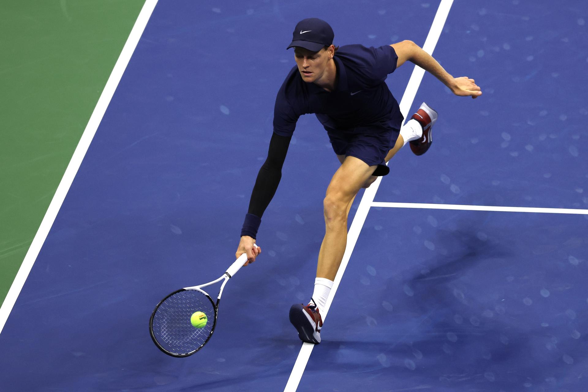 El italiano Jannik Sinner en acción contra el kazajo Alexander Bublik durante la cuarta ronda del Abierto de Tenis de EE.UU. en el Centro Nacional de Tenis USTA Billie Jean King en Flushing Meadows, Nueva York (EE.UU.). EFE/BRIAN HIRSCHFELD