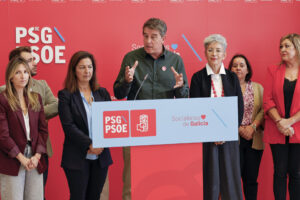 El secretario general del PSdeG, José Ramón Gómez Besteiro, ofrece una rueda de prensa tras la reunión con concejales de asuntos sociales, hoy lunes en Santiago de Compostela. EFE/Lavandeira jr
