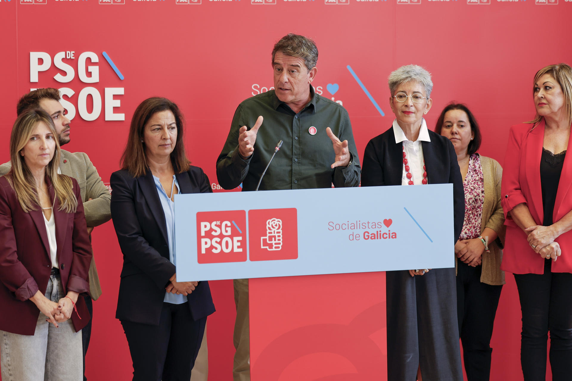 El secretario general del PSdeG, José Ramón Gómez Besteiro, ofrece una rueda de prensa tras la reunión con concejales de asuntos sociales, hoy lunes en Santiago de Compostela. EFE/Lavandeira jr