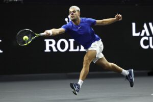 El español Carlos Alcaraz en acción contra el argentino Francisco Cerundolo durante el partido 11 de individuales de la Copa Laver de tenis en San Francisco, California (EE.UU.). EFE/JOHN G. MABANGLO