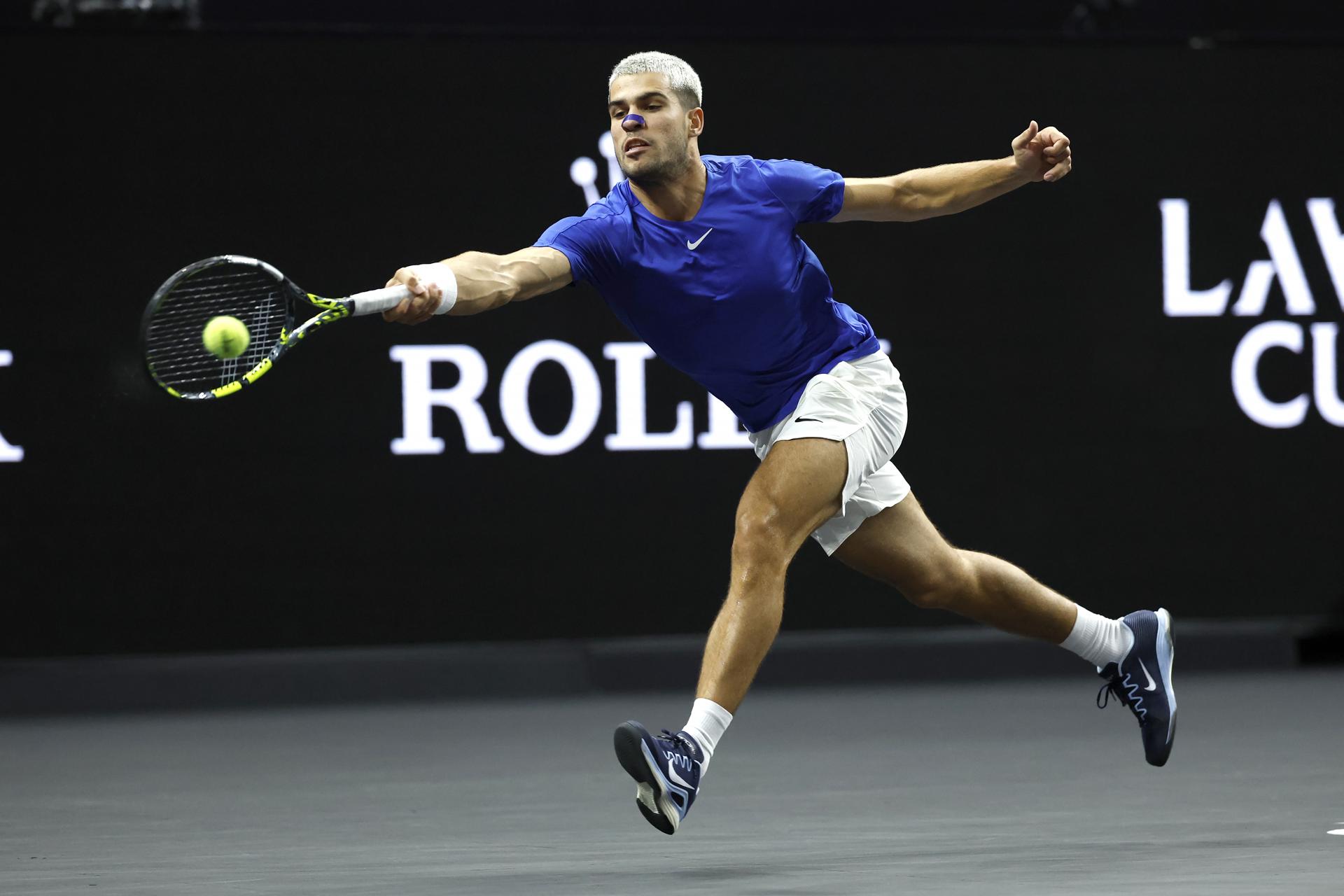 El español Carlos Alcaraz en acción contra el argentino Francisco Cerundolo durante el partido 11 de individuales de la Copa Laver de tenis en San Francisco, California (EE.UU.). EFE/JOHN G. MABANGLO