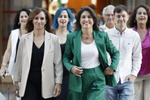 La portavoz de Más Madrid, Manuela Bergerot, acompañada por varios miembros de su formación política, incluida la ministra de Sanidad, Mónica García, llegando a la segunda sesión del debate del estado de la región en la Asamblea de Madrid este viernes.  EFE/ Sergio Pérez