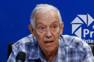 El periodista e investigador cubano Hedelberto López Blanch habla en la presentación de su libro 'Rubio, un mitómano incontrolable' este martes, en la sede del Centro de Prensa Internacional en La Habana (Cuba). EFE/ Ernesto Mastrascusa