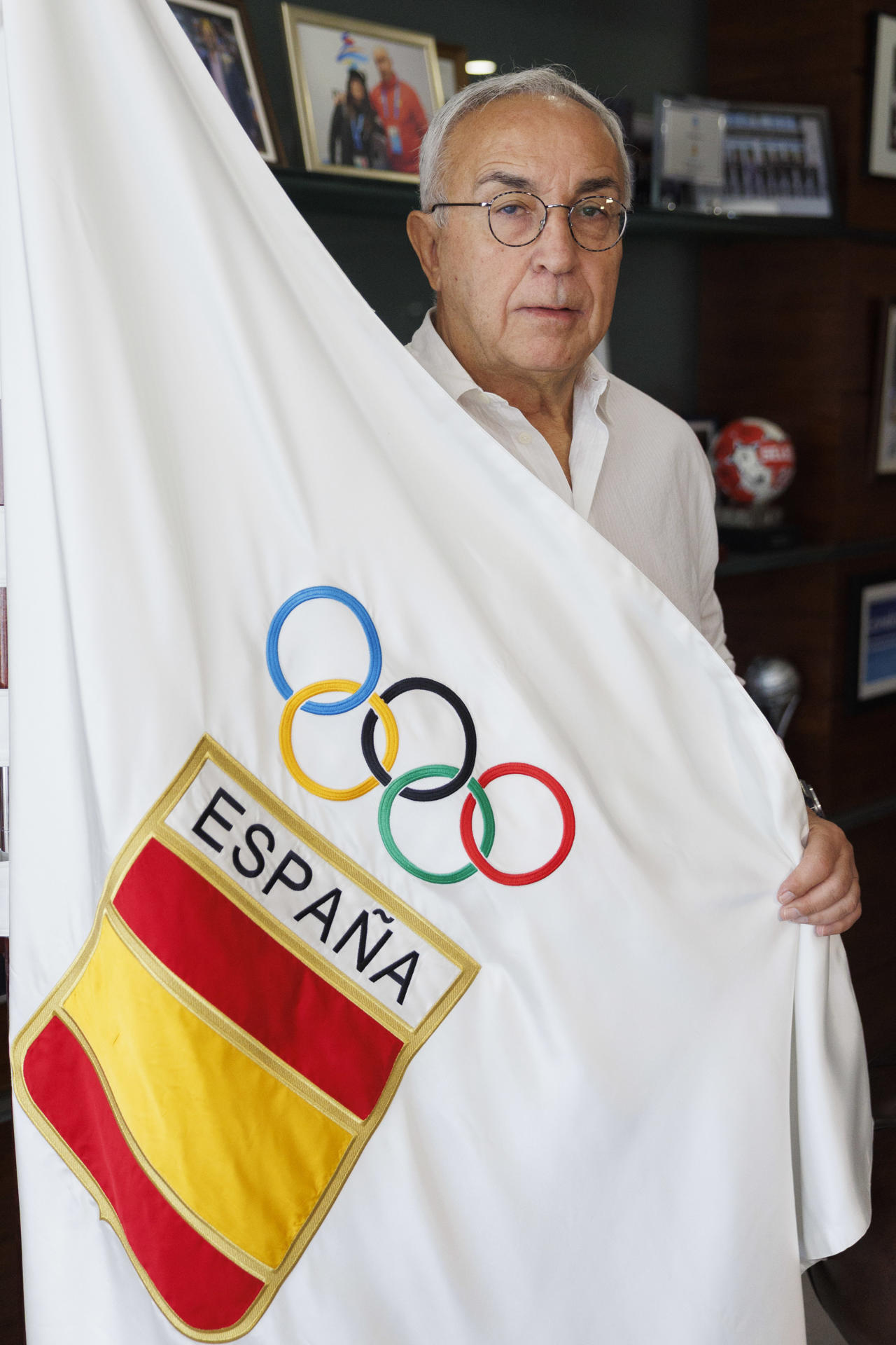 Veinte años después de llegar a la presidencia del Comité Olímpico Español (COE), Alejandro Blanco posa en una entrevista con la Agencia EFE en la que repasó los cambios que ha vivido el organismo desde su llegada el 29 de septiembre de 2005 para convertirse en la casa de los deportistas y las federaciones, sus nuevos proyectos, y opinó que hay que condenar absolutamente todo lo que tiene que ver con la violencia y la guerra, sin focalizar la protesta a través del deporte. EFE/ Sergio Pérez