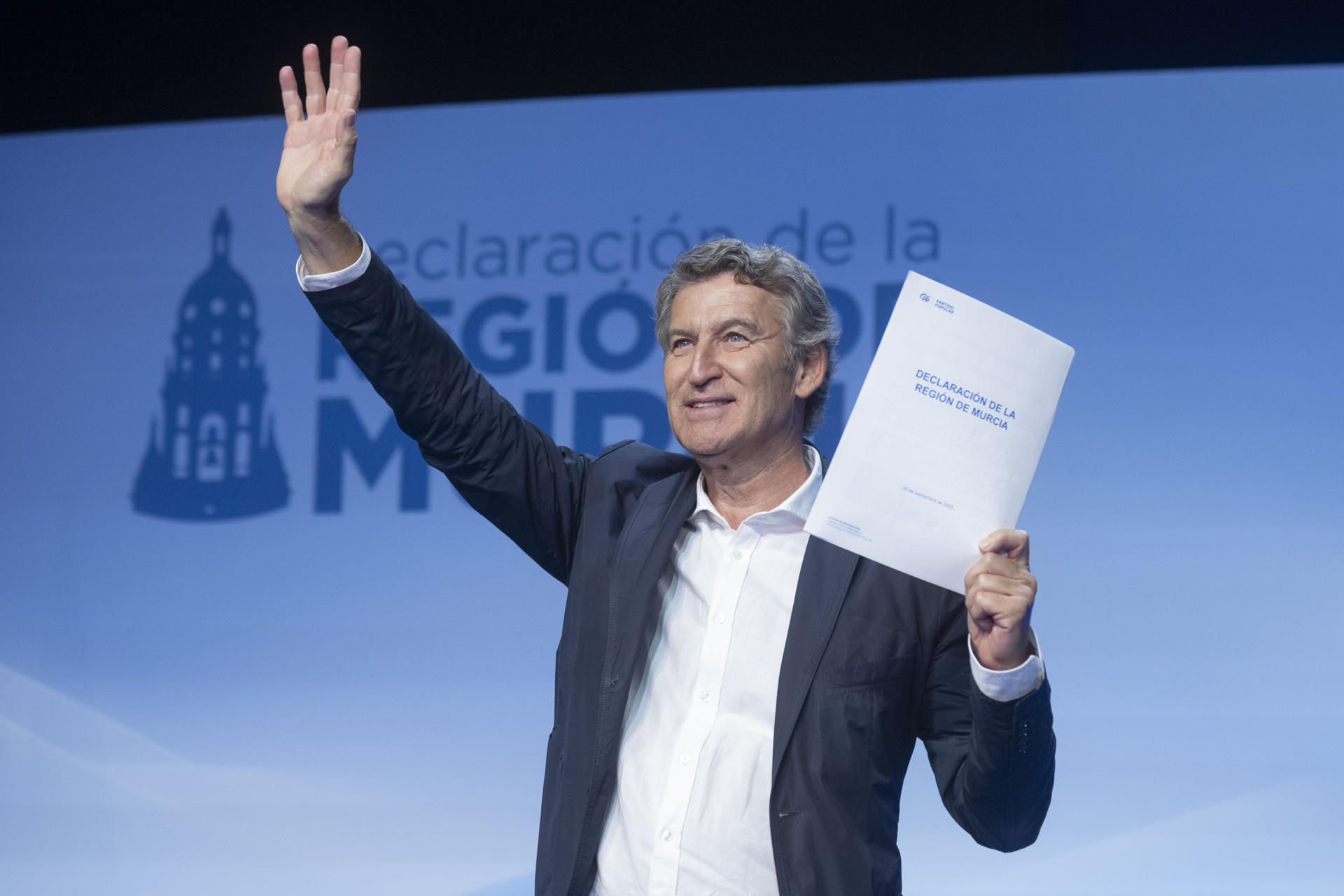 El presidente del PP, Alberto Núñez Feijóo, durante un momento de su intervención en el acto de clausura del encuentro que ha reunido este fin de semana con los barones de su partido Murcia, este domingo en el Teatro Circo de Murcia. EFE/Marcial Guillén