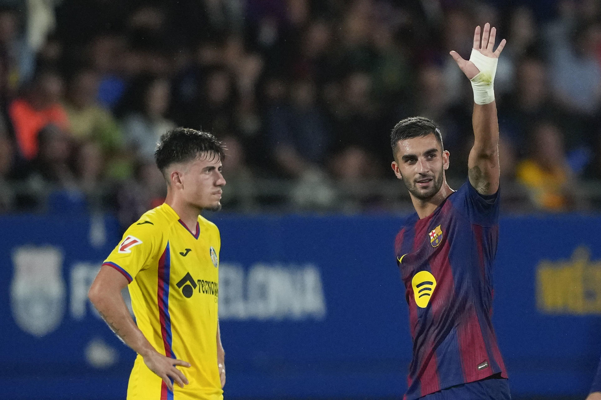 El delantero del Barcelona Ferran Torres (d) celebra tras anotar el segundo gol del equipo durante el partido de la jornada 5 de LaLiga EA Sports que disputaron FC Barcelona y Getafe CF en el Estadi Johan Cruyff. EFE/ Alejandro Garcia
