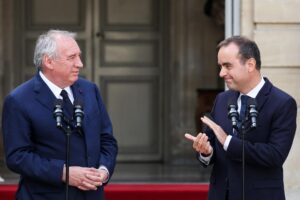 El nuevo primer ministro francés, Sebastien Lecornu (derecha), junto a su antecesor, Francois Bayrou. EFE/EPA/LUDOVIC MARIN / POOL MAXPPP OUT