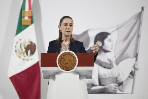 La presidenta de México, Claudia Sheinbaum, habla durante una rueda de prensa este lunes, en el Palacio Nacional de Ciudad de México (México). EFE/José Méndez
