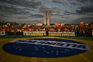 Personas sostienen carteles durante una manifestación este jueves, en la Explanada de los Ministerios, en Brasilia (Brasil). EFE/ Andre Borges