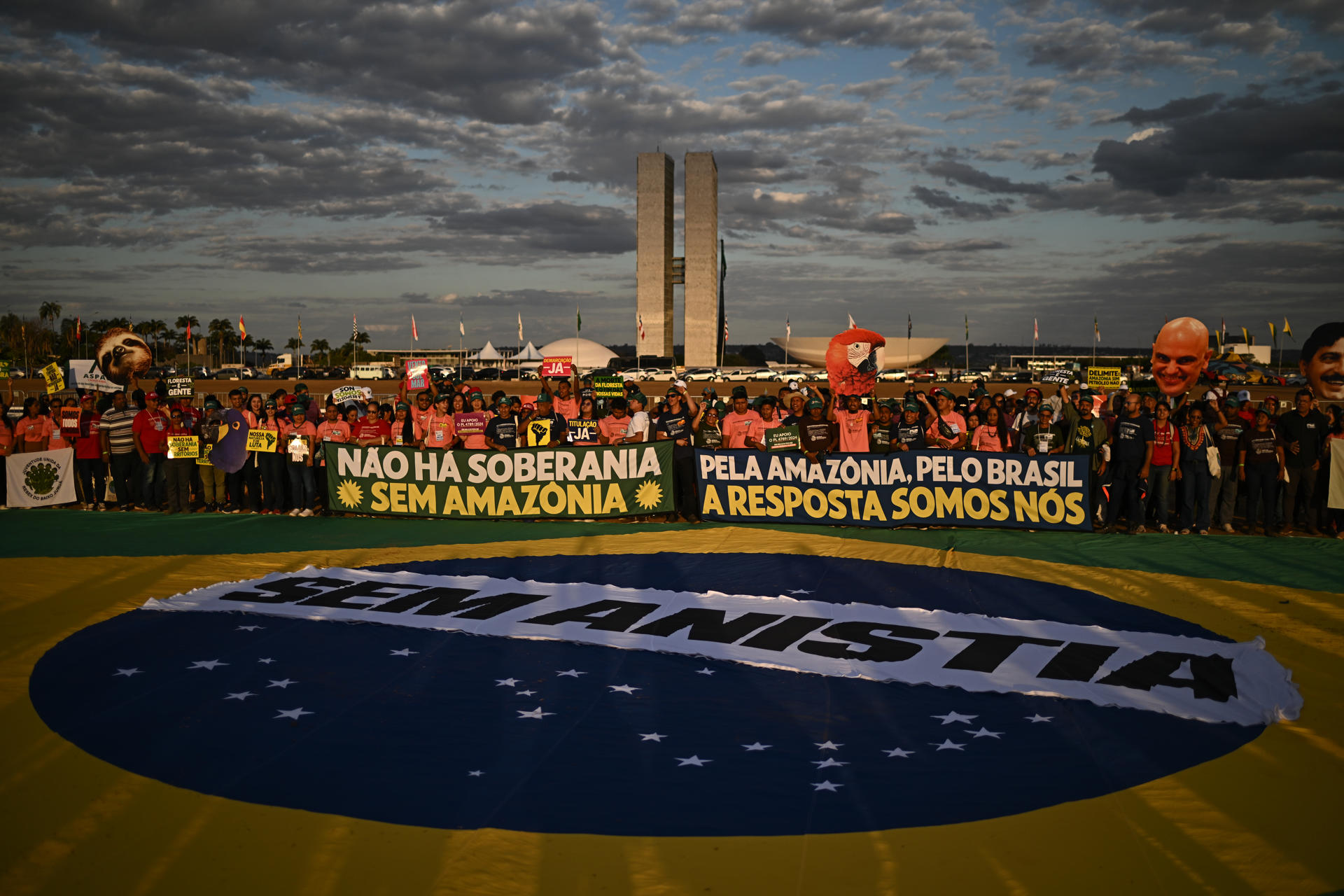 Personas sostienen carteles durante una manifestación este jueves, en la Explanada de los Ministerios, en Brasilia (Brasil). EFE/ Andre Borges