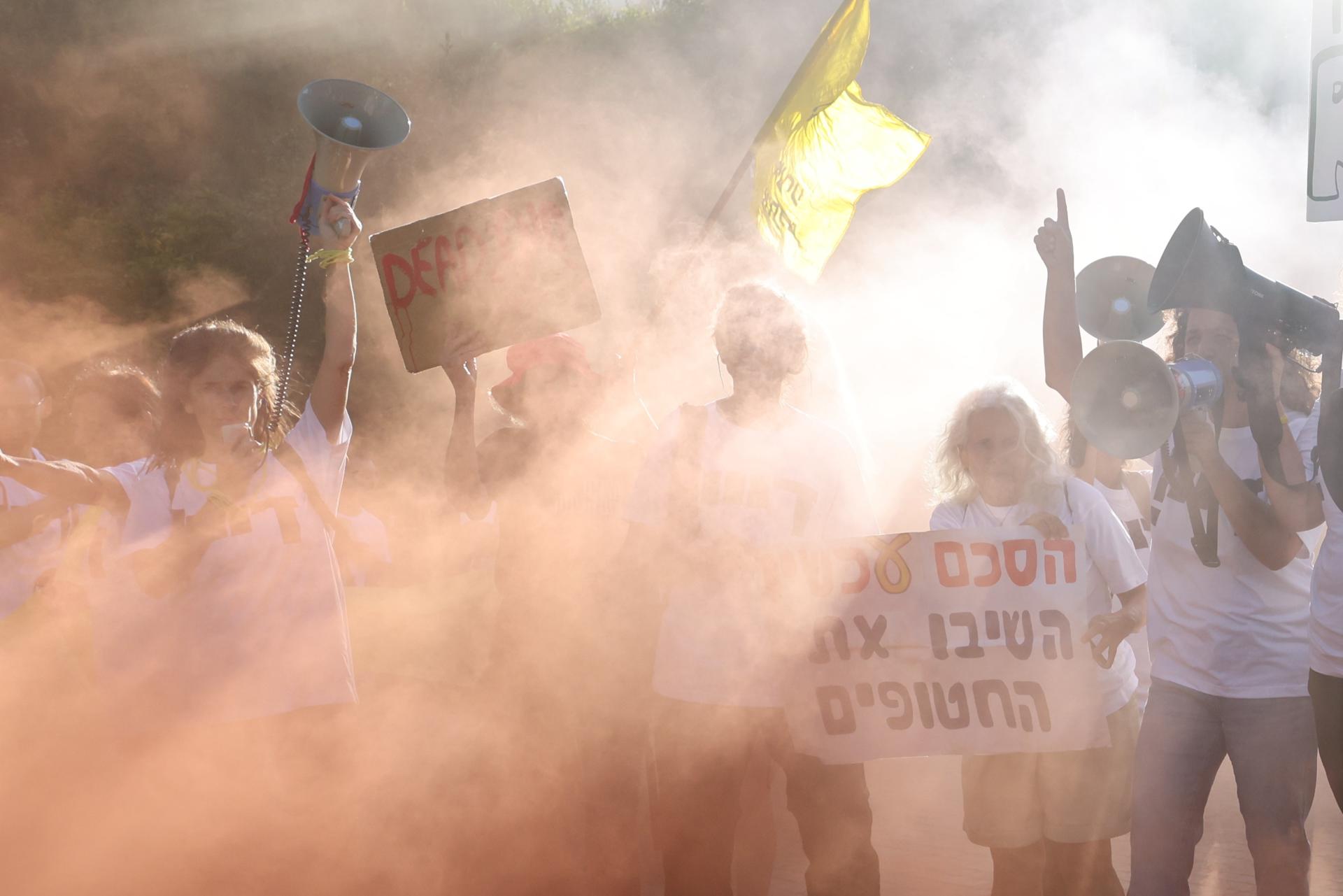 Manifestantes isrelíes con carteles y altavoces pidiendo al gobierno que firme un acuerdo de liberación de rehenes y alto el fuego en Jerusalén, Israel, el 3 de septiembre de 2025. EFE/EPA/ABIR SULTAN