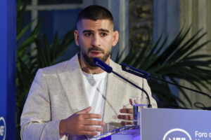 El doble campeón mundial de la UFC Ilia Topuria protagoniza un desayuno informativo en Madrid. EFE/JJ Guillén