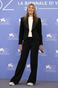 La directora estadounidense Kathryn Bigelow posa en un photocall para 'A House of Dynamite' durante la 82ª edición del Festival Internacional de Cine de Venecia, en Venecia, Italia, 02 de septiembre de 2025. El 82º Festival de Cine de Venecia se celebra del 28 de agosto al 06 de septiembre de 2025. (Cine, Cine, Italia, Venecia) EFE/EPA/RICCARDO ANTIMIANI