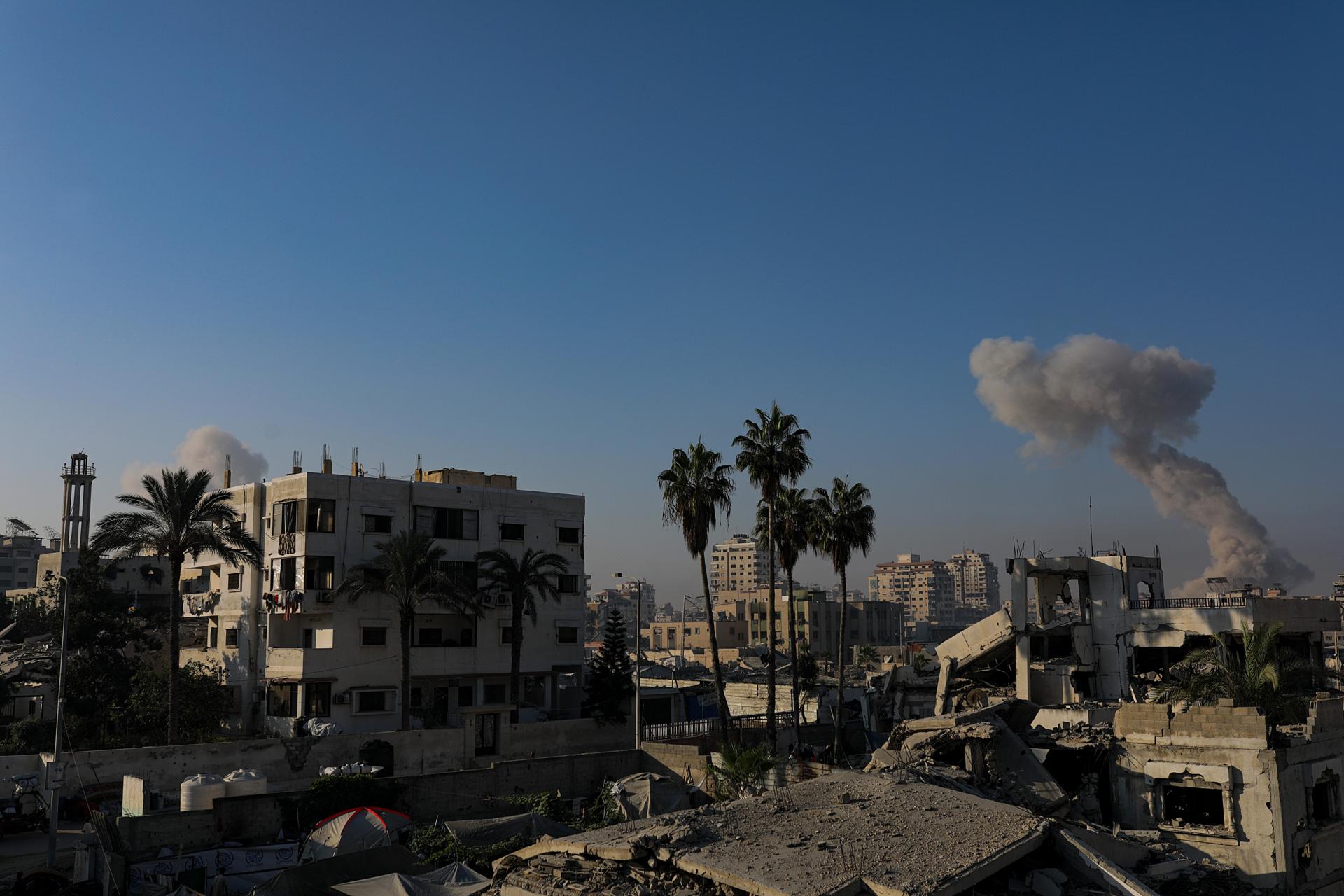 Humo que se eleva tras un ataque aéreo israelí en Ciudad de Gaza, Franja de Gaza, 14 de septiembre de 2025. 
EFE/EPA/MOHAMMED SABER