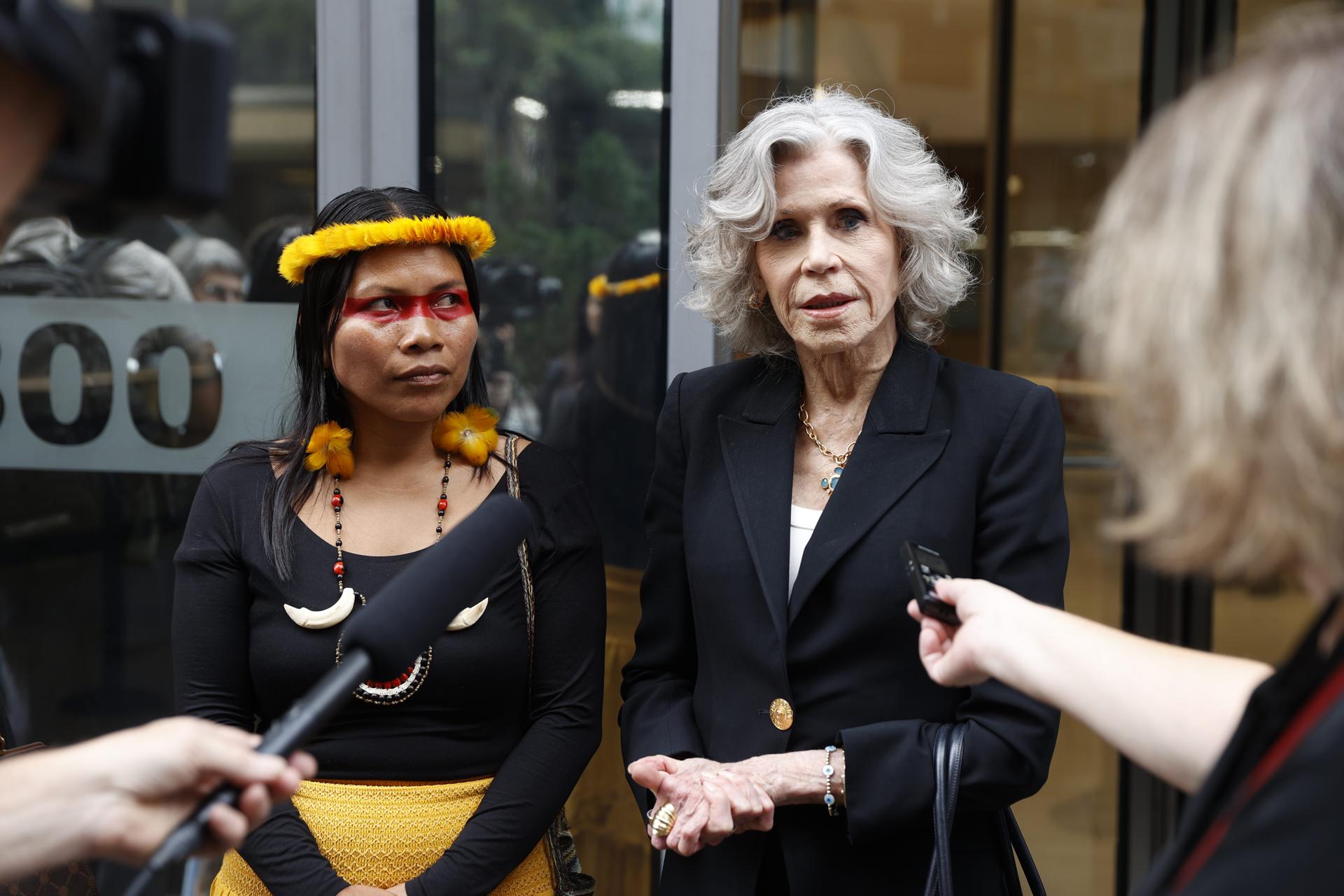 La actriz estadounidense Jane Fonda (d) habla junto a la lideresa waorani Nemonte Nenquimo (i) durante una rueda de prensa este miércoles, en Nueva York (EE.UU.). EFE/ Alberto Boal