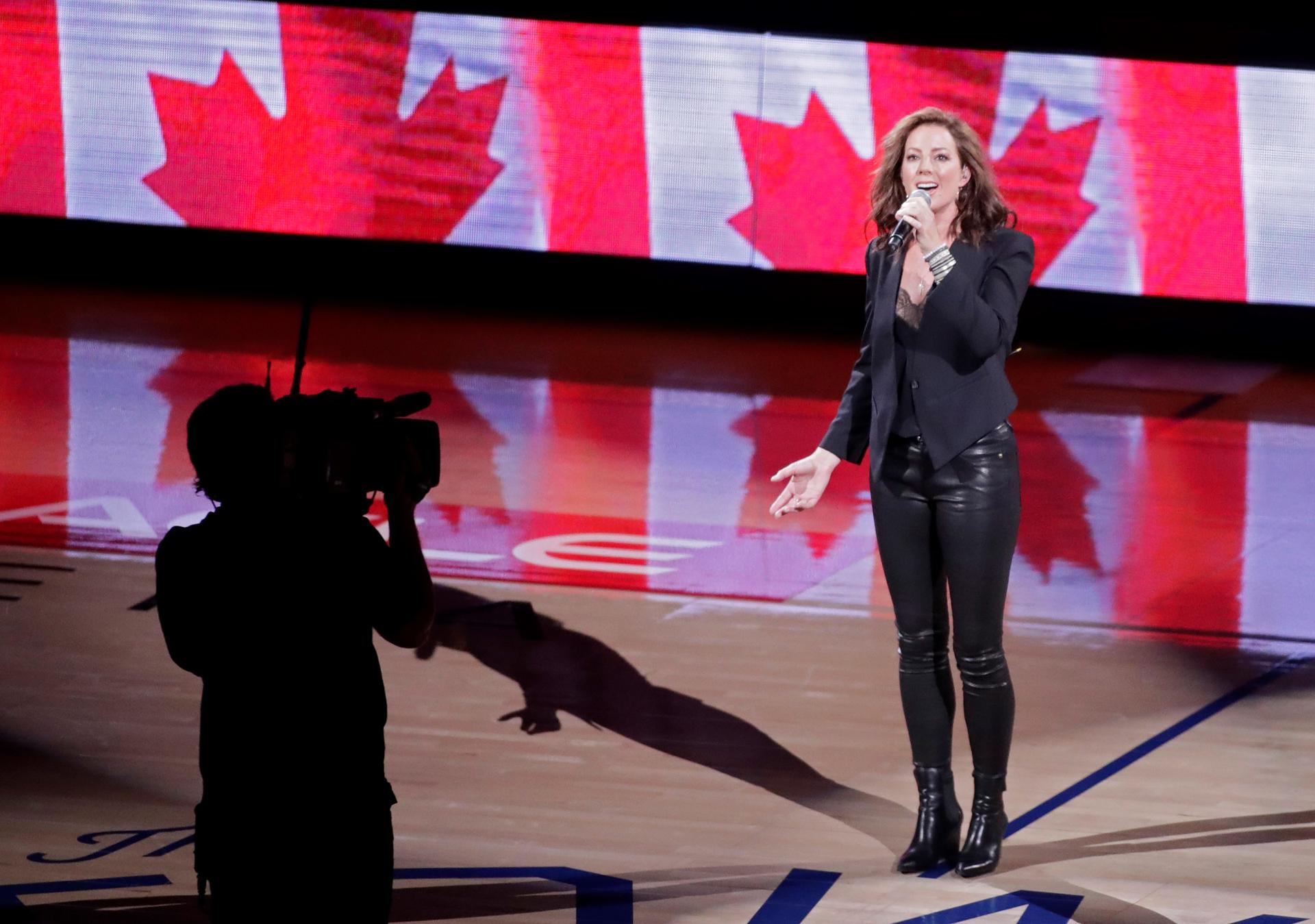 Fotografía de archivo de la cantante canadiense Sarah McLachlan, durante una presentación, en Oakland (CA, EE.UU.). EFE/Mónica Davey
