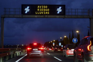 VALENCIA, 28/09/2025.- Varios coches transitan la V30 en Valencia en la que los carteles avisan del riesgo de lluvias, este domingo. EFE/Kai Forsterling