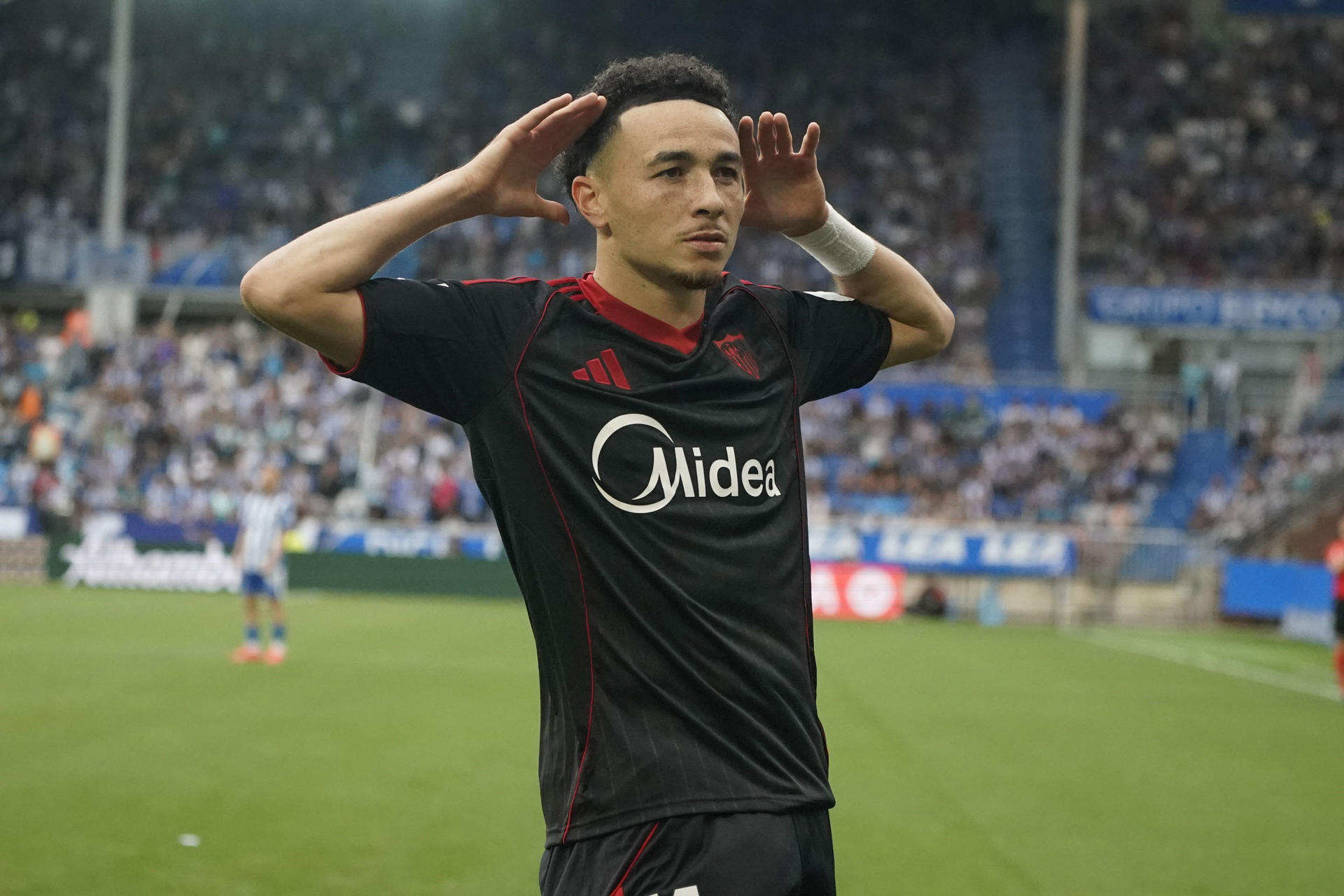 El centrocampista suizo del Sevilla Ruben Vargas celebra tras anotar un gol este sábado, durante el partido de la quinta jornada de LaLiga EA Sports, entre el Alavés y el Sevilla, en el estadio de Mendizorroza, en Vitoria. EFE/ L. Rico