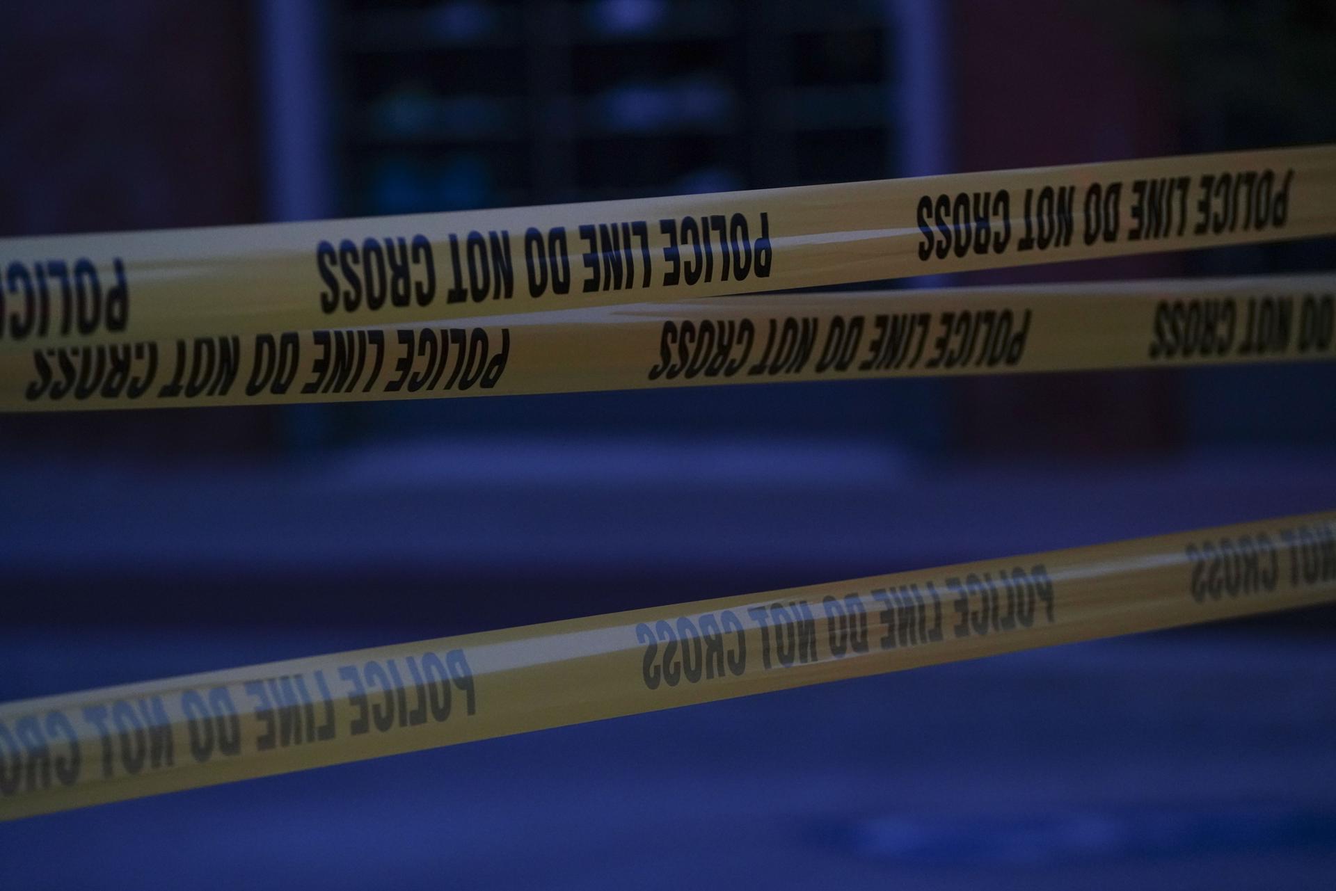 Foto de archivo de línea policial cerca de la escena de un incidente. EFE/REBECCA SLEZAK