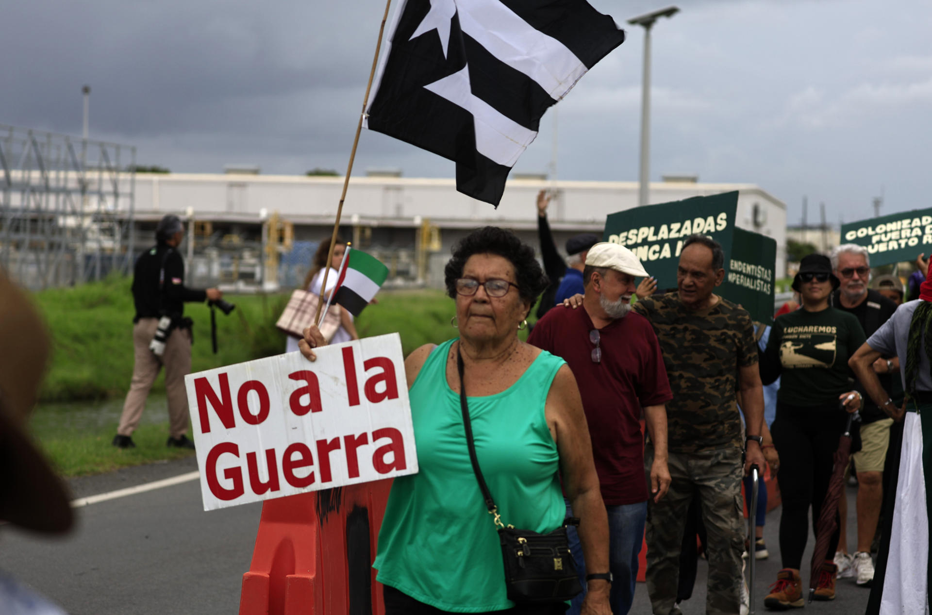 Personas se manifiestan en rechazo a las maniobras del Ejército de Estados Unidos en Puerto Rico, este domingo, en Base de la Guardia Nacional Aérea de Muñiz, en Carolina (Puerto Rico). EFE/ Thais Llorca