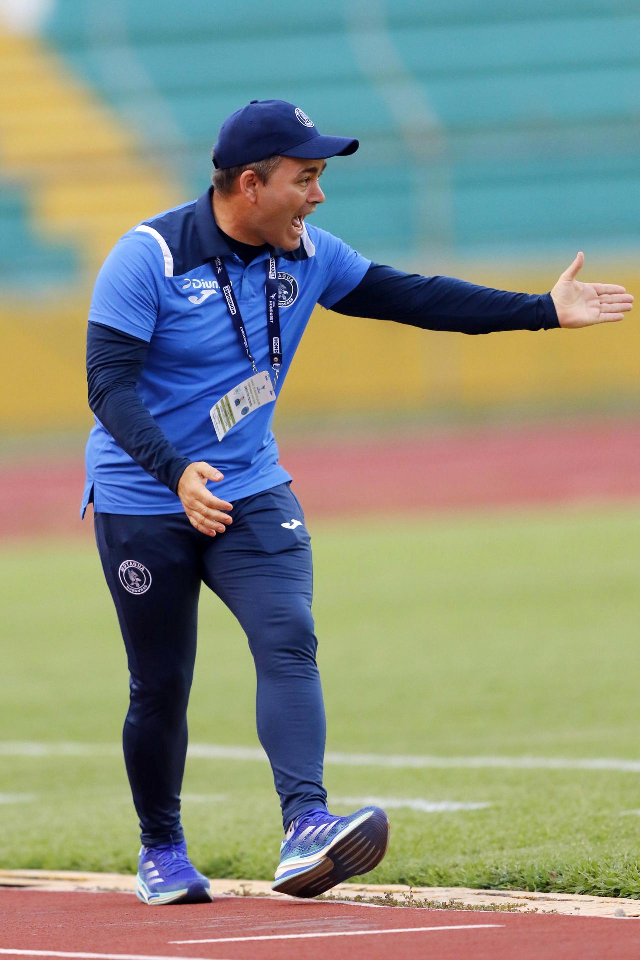 El entrenador de Motagua, Javier López, dirige un partido de la Liga Nacional de Fútbol de Honduras entre Motagua y Platense este miércoles en el estadio Olímpico de San Pedro Sula. EFE/José Valle
