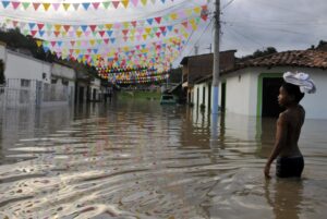 Un niño camina por una calle de Juanchito (Colombia) en una imagen de archivo después del desbordamiento del Río Cauca tras copiosas precipitaciones como consecuencia del fenómeno climatológico de "La Niña". EFE/CHRISTIAN ESCOBAR MORA
