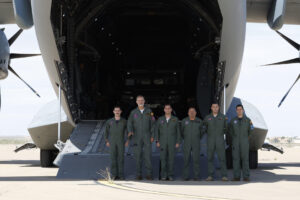 El rey Felipe VI, este miércoles durante su visita al 'European Tactical Airlift Centre', centro europeo de formación y entrenamiento en la Base Aérea de Zaragoza, donde embarcará en un T.23 con destino al Aeródromo Militar de Ablitas (Navarra).-EFE/ Javier Cebollada